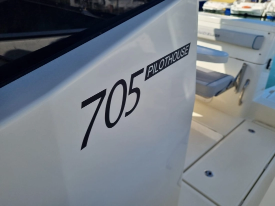 Quicksilver Pilothouse CAPTUR 705  SMART gebraucht zum verkauf