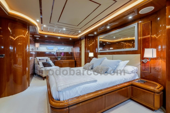 Ferretti Custom Line 94 d’occasion à vendre