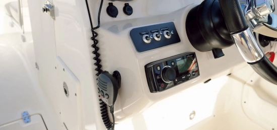 Boston Whaler 230 Vantage d’occasion à vendre