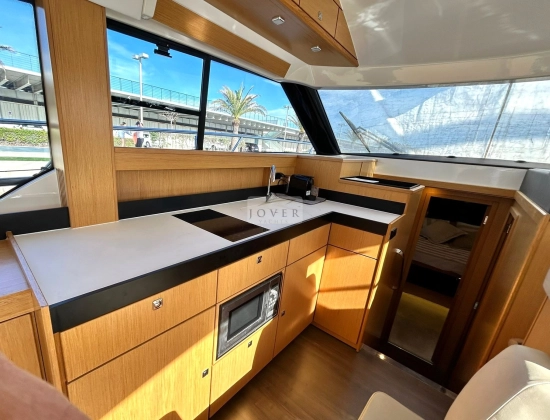 Bavaria Yachts Virtess 420 Fly gebraucht zum verkauf