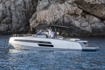 Invictus Yacht GT 370 neuf à vendre