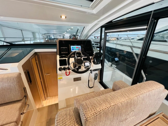 Sealine C335 neuf à vendre