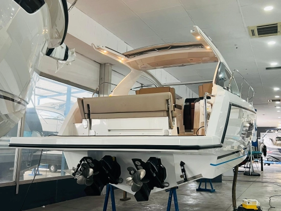 Sealine S335 neu zum verkauf