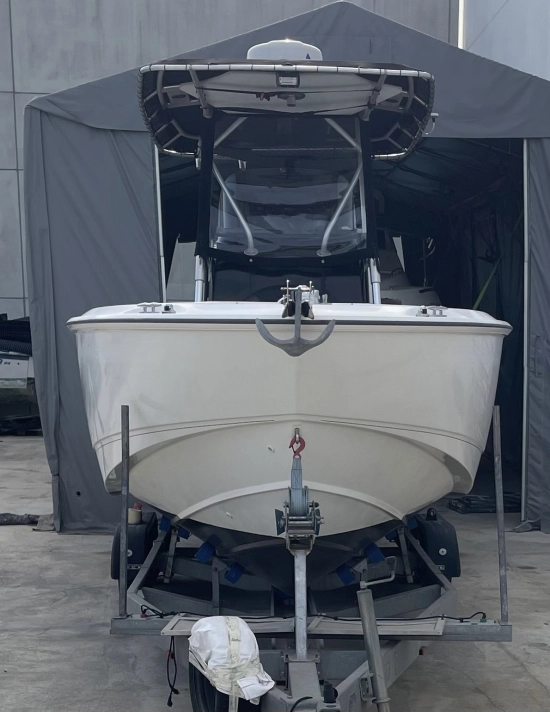 Boston Whaler 240 Outrager preowned for sale