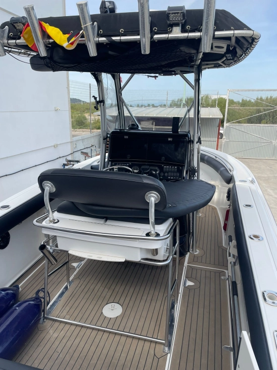 Boston Whaler 240 Outrager preowned for sale