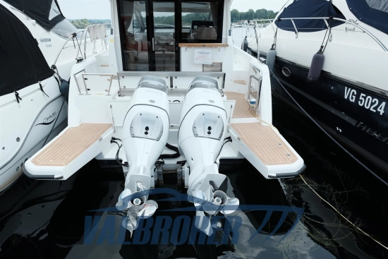 Sealine C335V preowned for sale