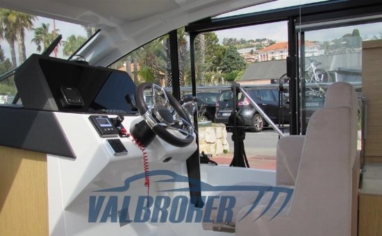 Sealine C335V preowned for sale