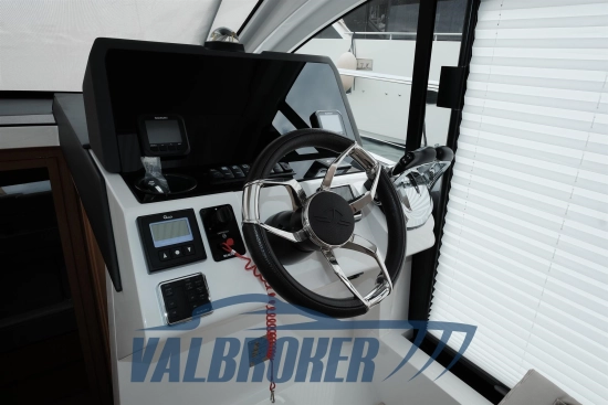 Sealine C335V preowned for sale