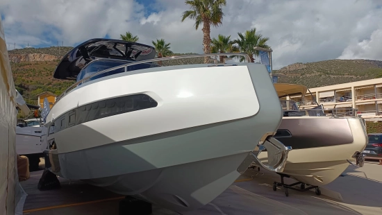 Invictus Yacht 320 GT preowned for sale