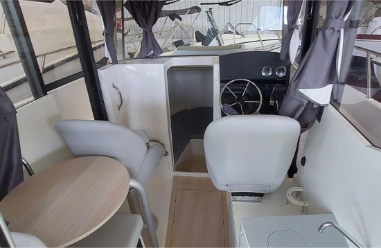 Quicksilver Pilothouse 805 brand new for sale