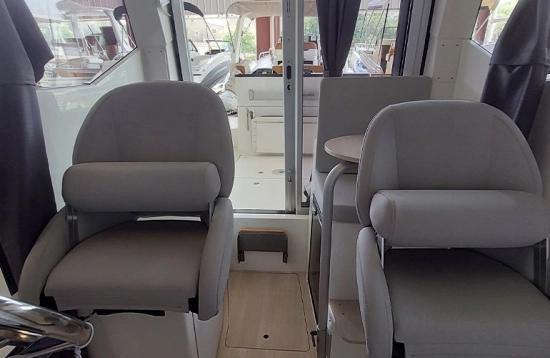 Quicksilver Pilothouse 805 brand new for sale