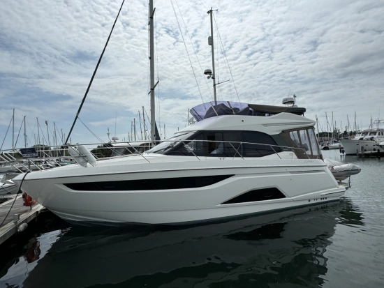 Bavaria Yachts R40 Fly preowned for sale