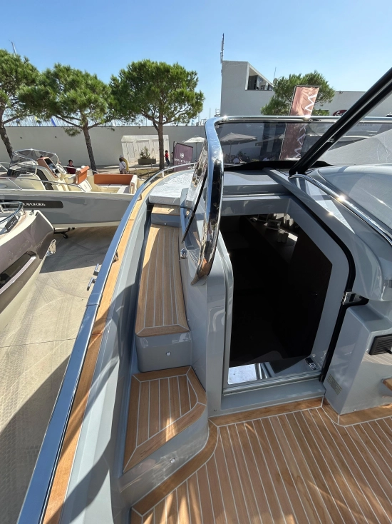 Invictus Yacht GT320 brand new for sale