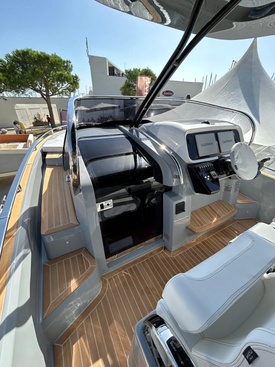 Invictus Yacht GT320 brand new for sale