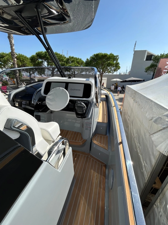 Invictus Yacht GT320 brand new for sale